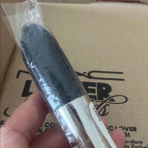 MAC 138S Tapered Face Brush (Discontinued) - Picture 3 of 3